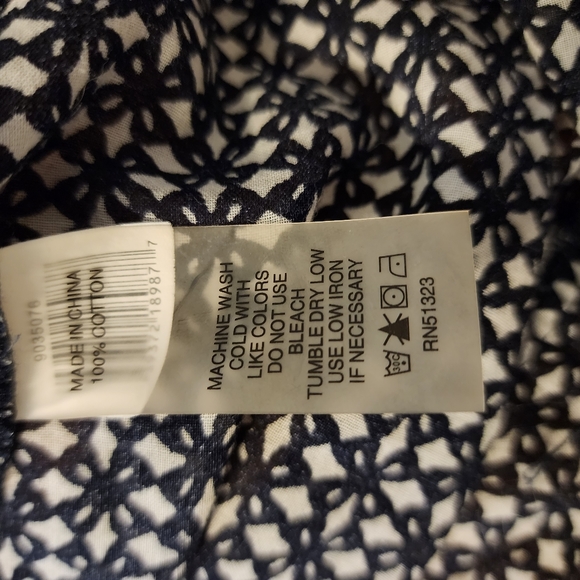 ✨2 for $5✨ Vince Camuto Black and White Patterned Peasant Blouse Size Small - Picture 8 of 8